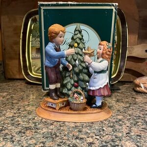 Avon Porcelain Figurine "Keeping the Christmas Tradition" org box vintage 1982